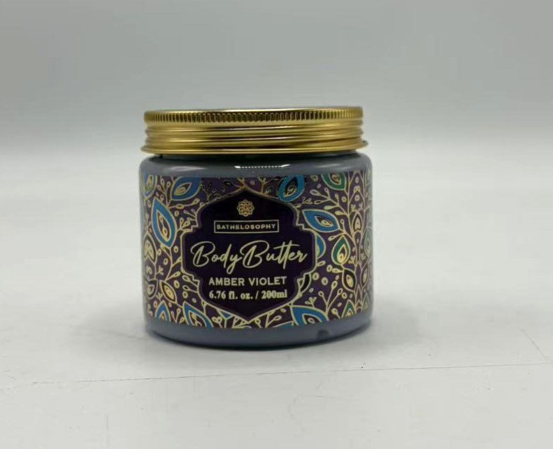 200ml jar; Purple container with gold floral design; Gold screw lid; Amber violet scented label; Compact round shape;