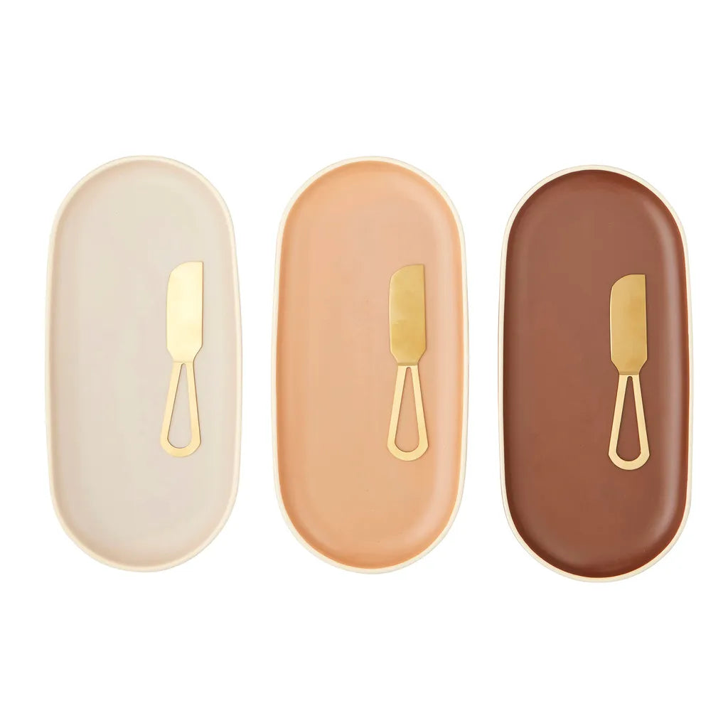 Oval shaped plates; Three warm colours: cream, peach, brown; Gold-tone mini knives; Matte finish on plates;